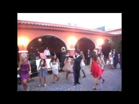 Alberto cantando Show Me How You Burlesque por sorpresa en una boda
