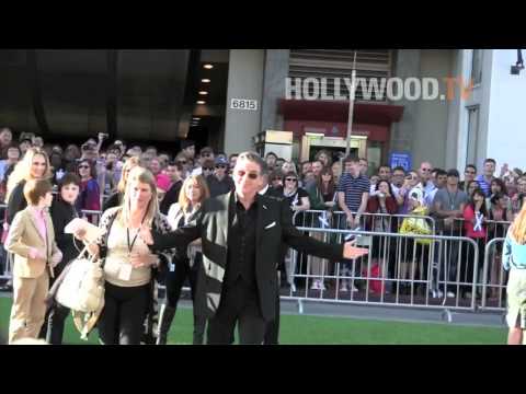 'Verde' alfombra de Pixar 'Brave' estreno de la Película -Hollywood.TV