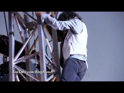 Foreigner Lead Singer, Kelly Hansen Climbs Scaffolding At Concert - Epic Rock Star Footage