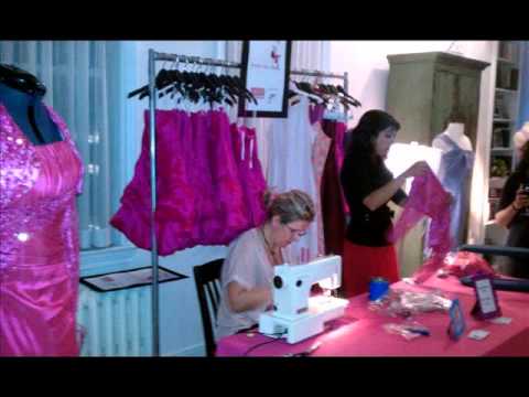 Kristen Wiig - Signing Autographs At 