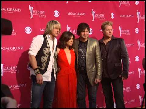 ACMA 2006 Star Arrival Kelly Clarkson with Rascal Flatts
